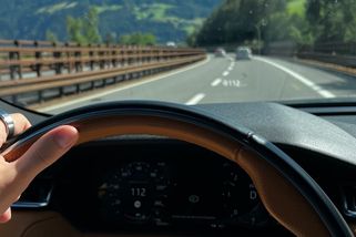 Profesor matematiky ukázal, kolik času ušetříte, když pojedete 160 km/h místo 130 km/h. Výsledek v tabulce je směšný
